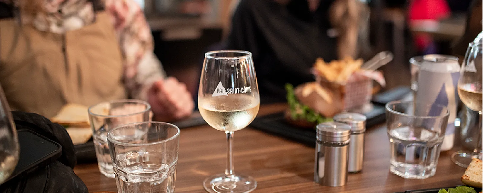 Les meilleures adresses pour un déjeuner gourmand à Val Saint-Côme