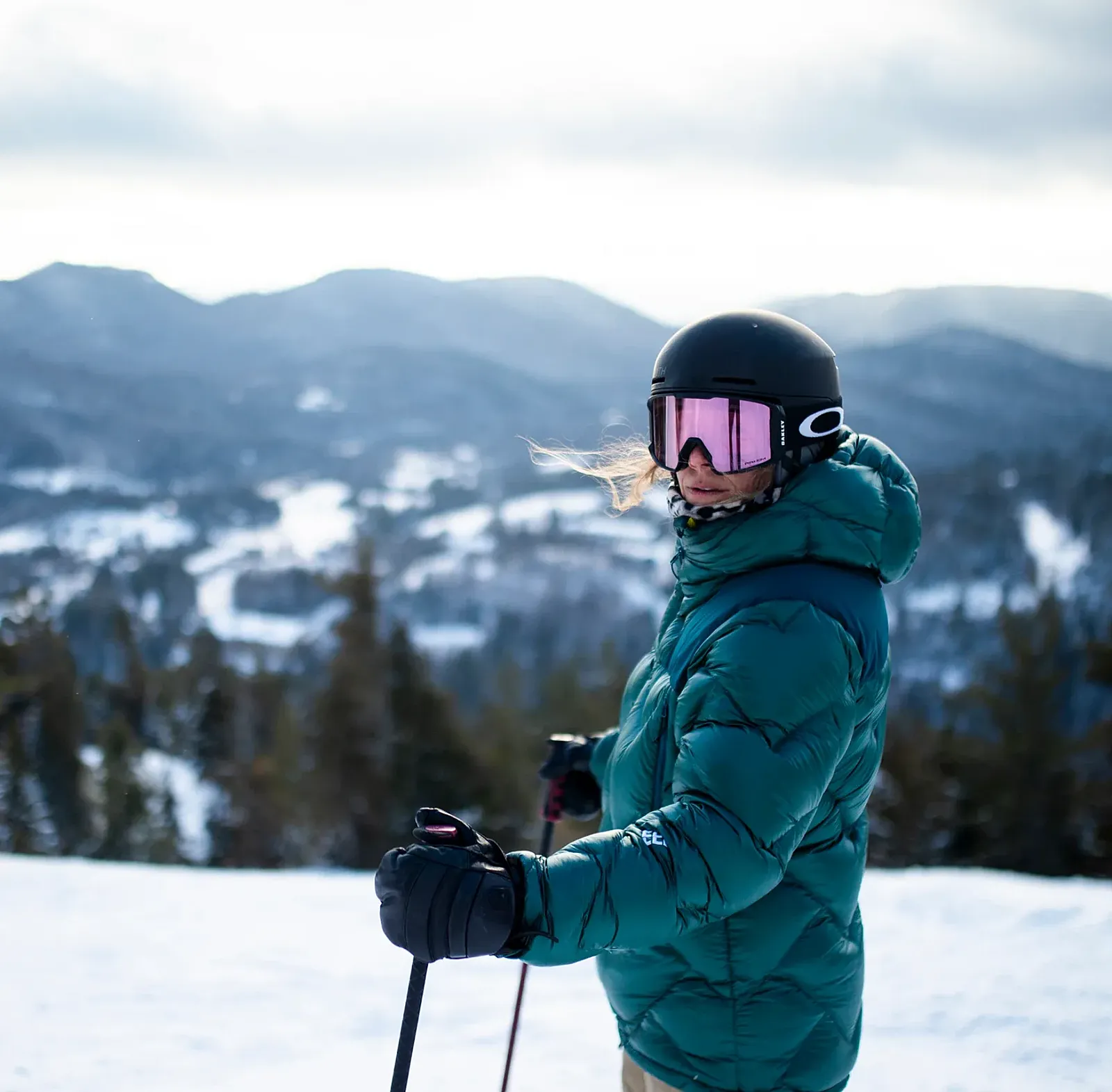 Personne portant avec de l'équipement de ski avec arrière-plan de montagne